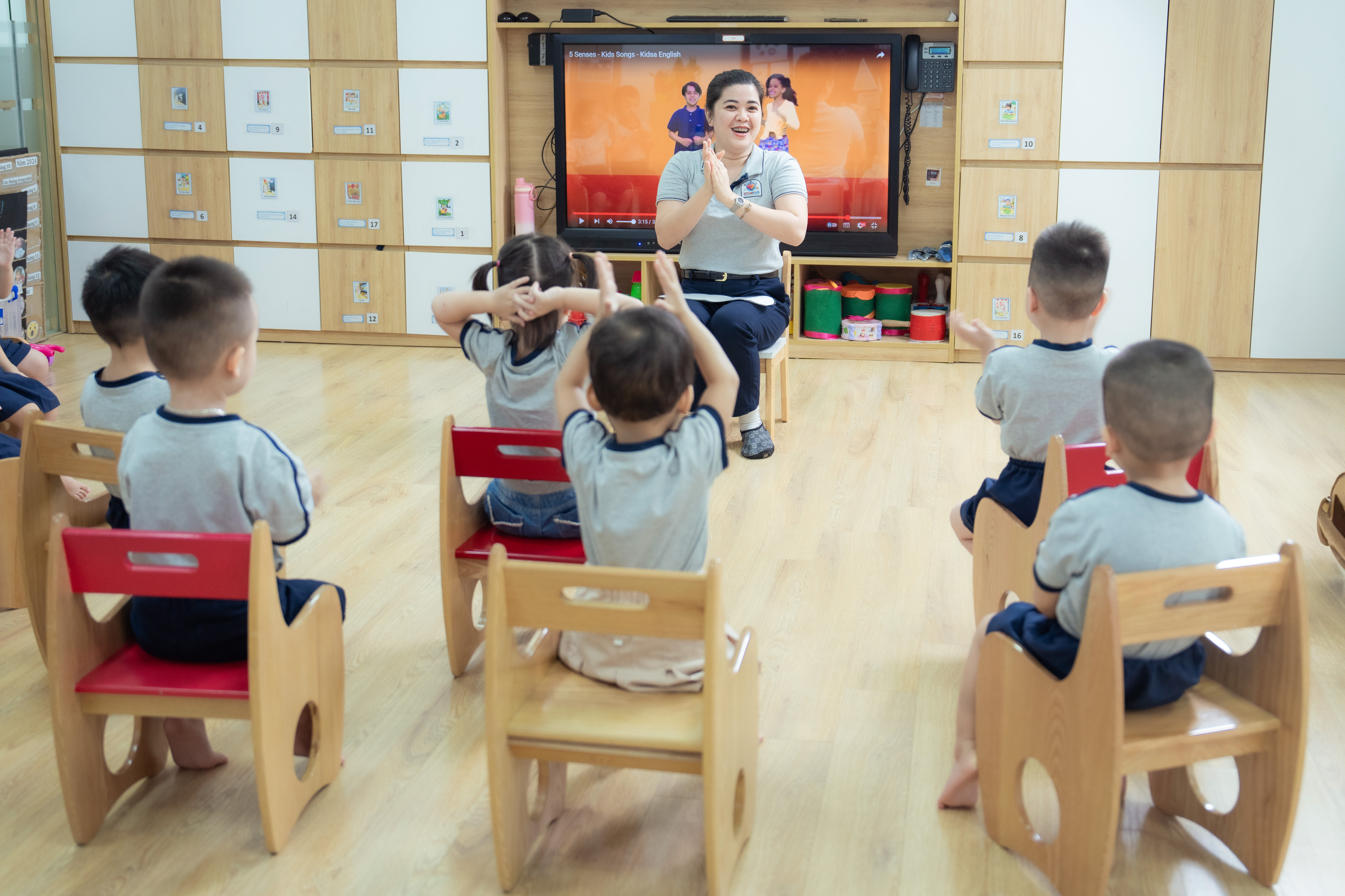 mầm non khác nhà trẻ như thế nào