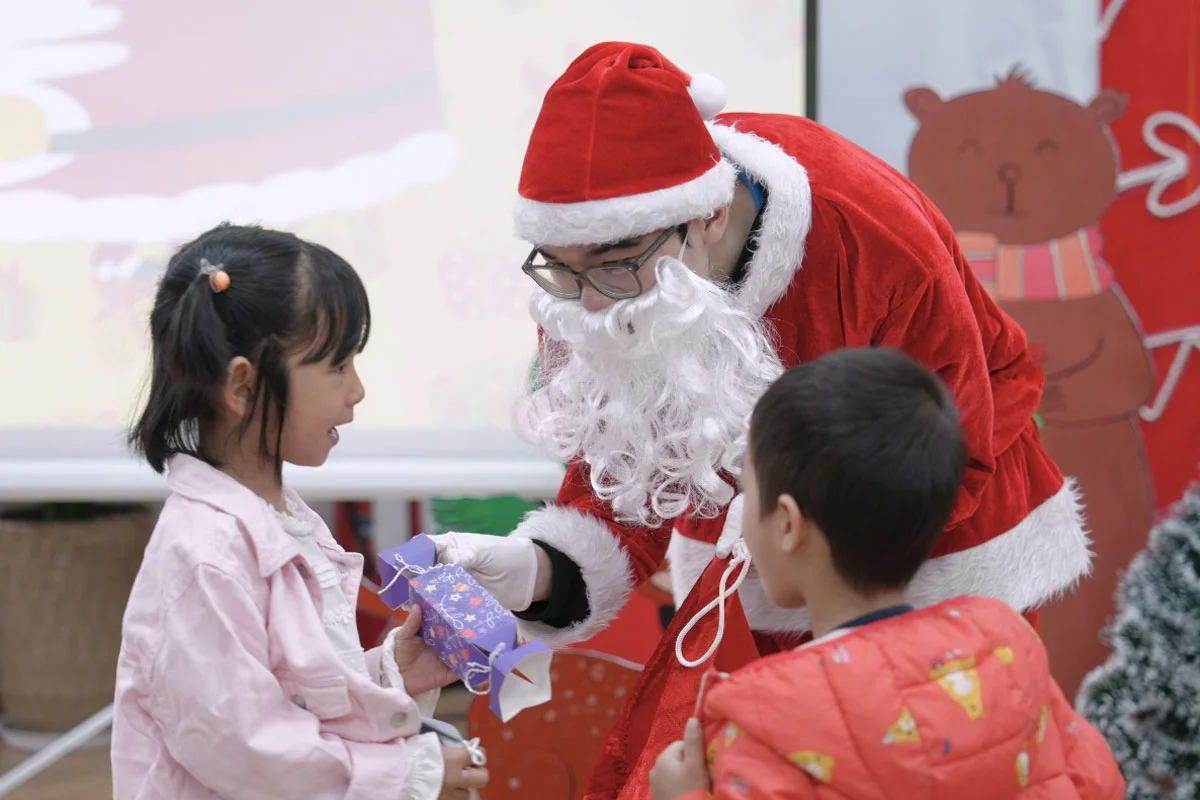 Ông già Noel ghé thăm