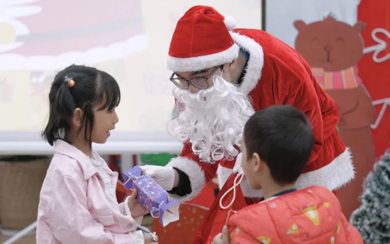 Ông già Noel ghé thăm